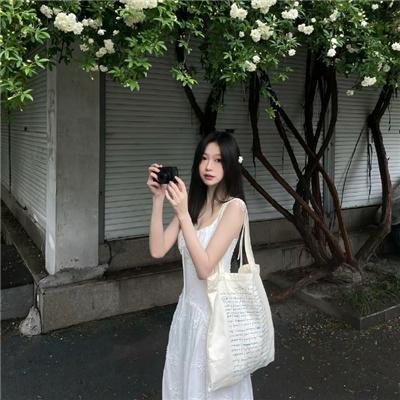 她对星星歌唱